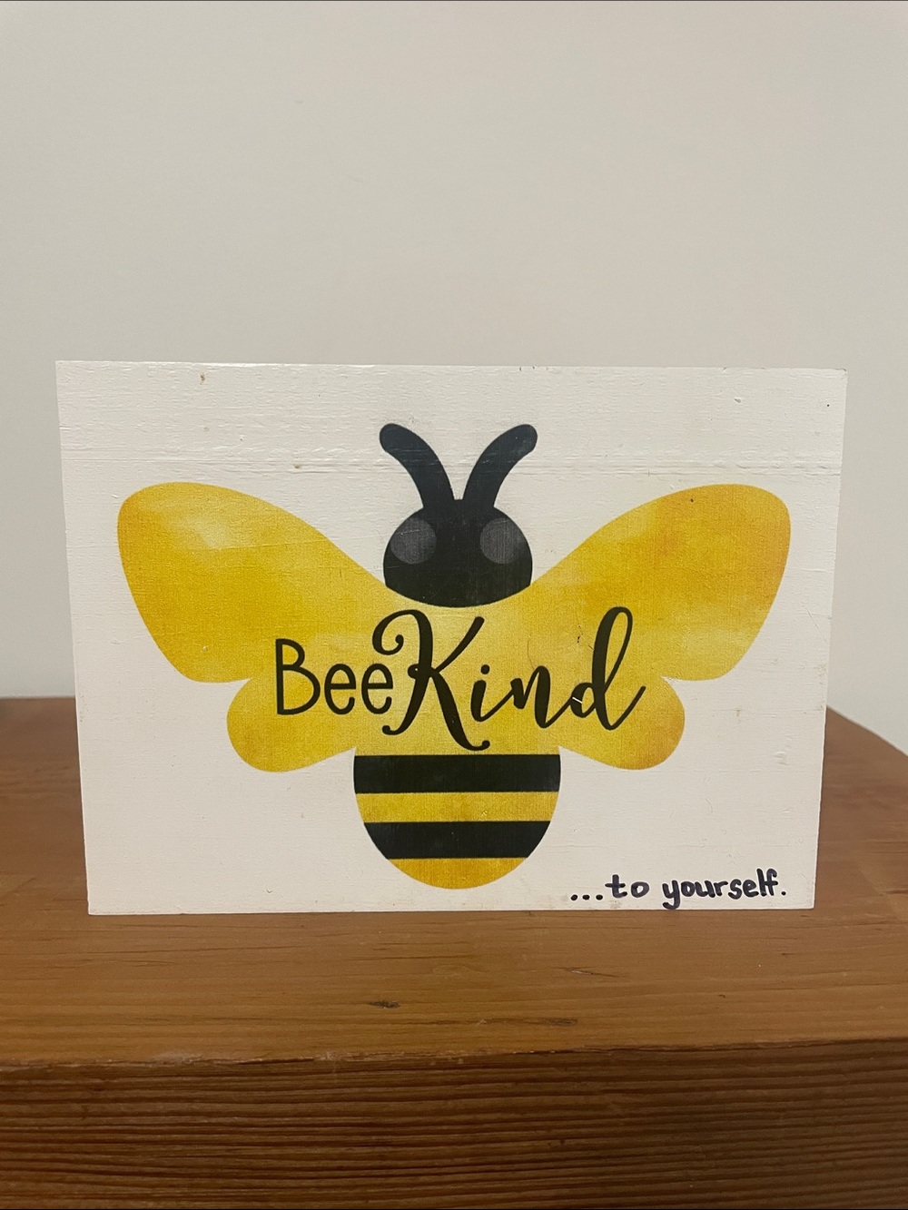 🍂 BeeKind Decorative Bee Sign in Yellow and Black